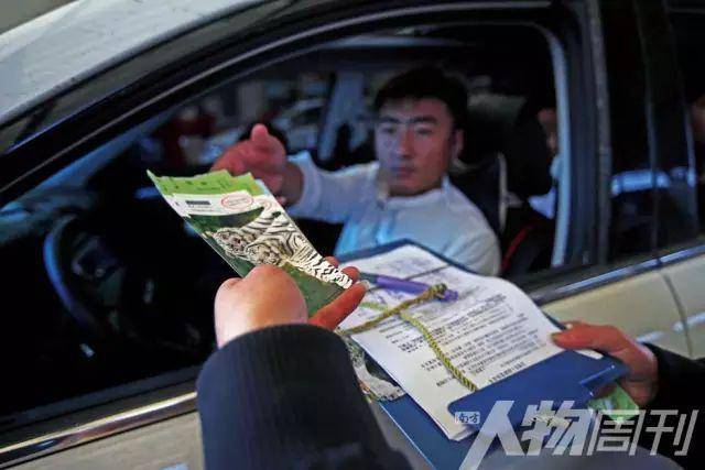 上海迪士尼跳车的母女,不就是八达岭老虎咬人案中幸存的女儿吗?