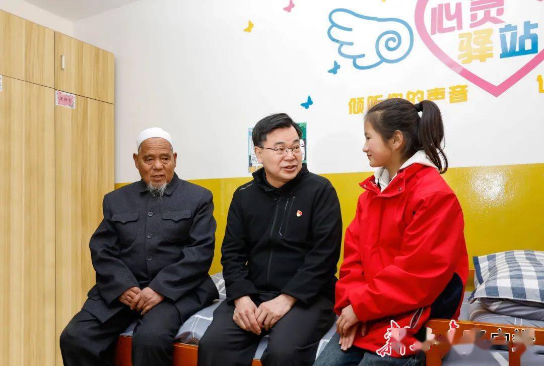 胡昌升在临夏州东乡县看望结对帮扶孤儿_甘肃_孩子_爱心