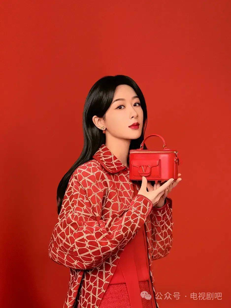 杨紫穿质感红裙配手包 低调优雅年味十足_rosso_包包_华伦天奴