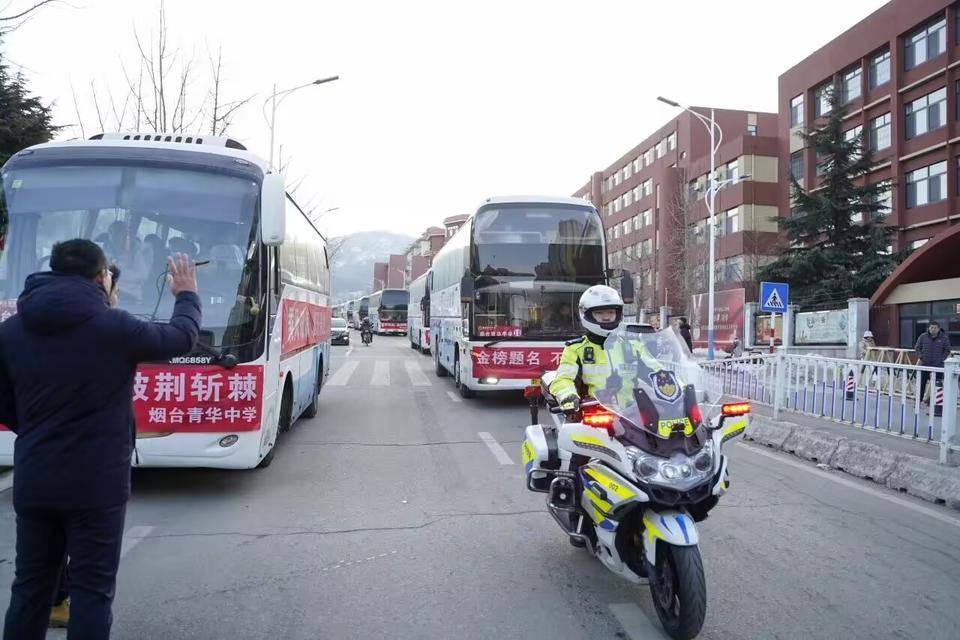 早上5點多,煙臺青華中學校門口,專門送考的大巴車已經排起長龍.