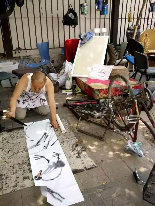 中国书协会员街头修车,字画卖1元2幅,称超越齐白石_石溪_老头_艺术