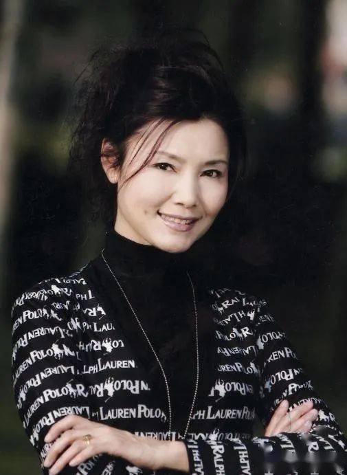 著名电影演员姜黎黎晒全家福,小3岁老公满头白发,女儿没遗传她的美貌