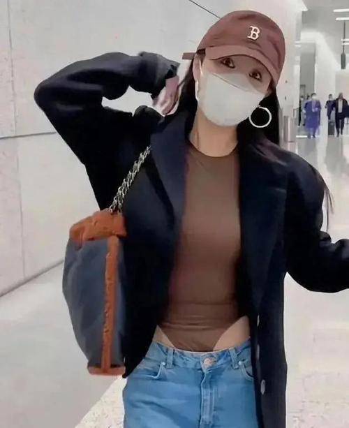 马思纯张哲轩电梯亲吻,身材臃肿发福严重,此前曾被传怀孕_表演_爱情