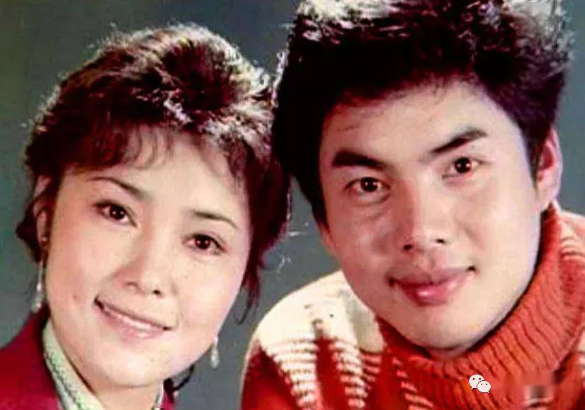 著名电影演员姜黎黎晒全家福,小3岁老公满头白发,女儿没遗传她的美貌