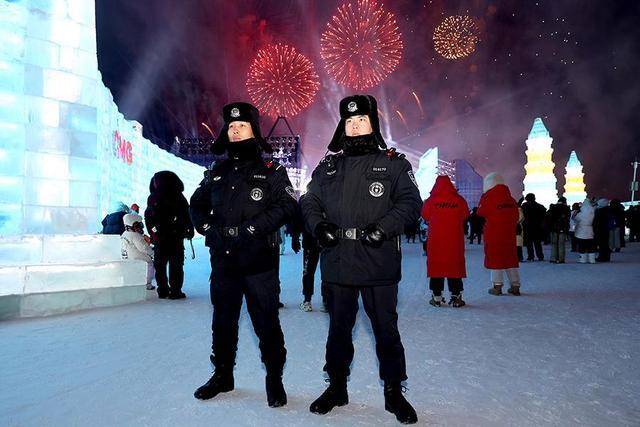 郑威 摄为有效防范和打击非法倒票,拎包扒窃,砸车盗窃等违法犯罪