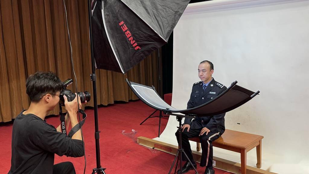 光影中的警察藍:今天是你的節日,中國人民警察(組圖)_工作_警服_祖國