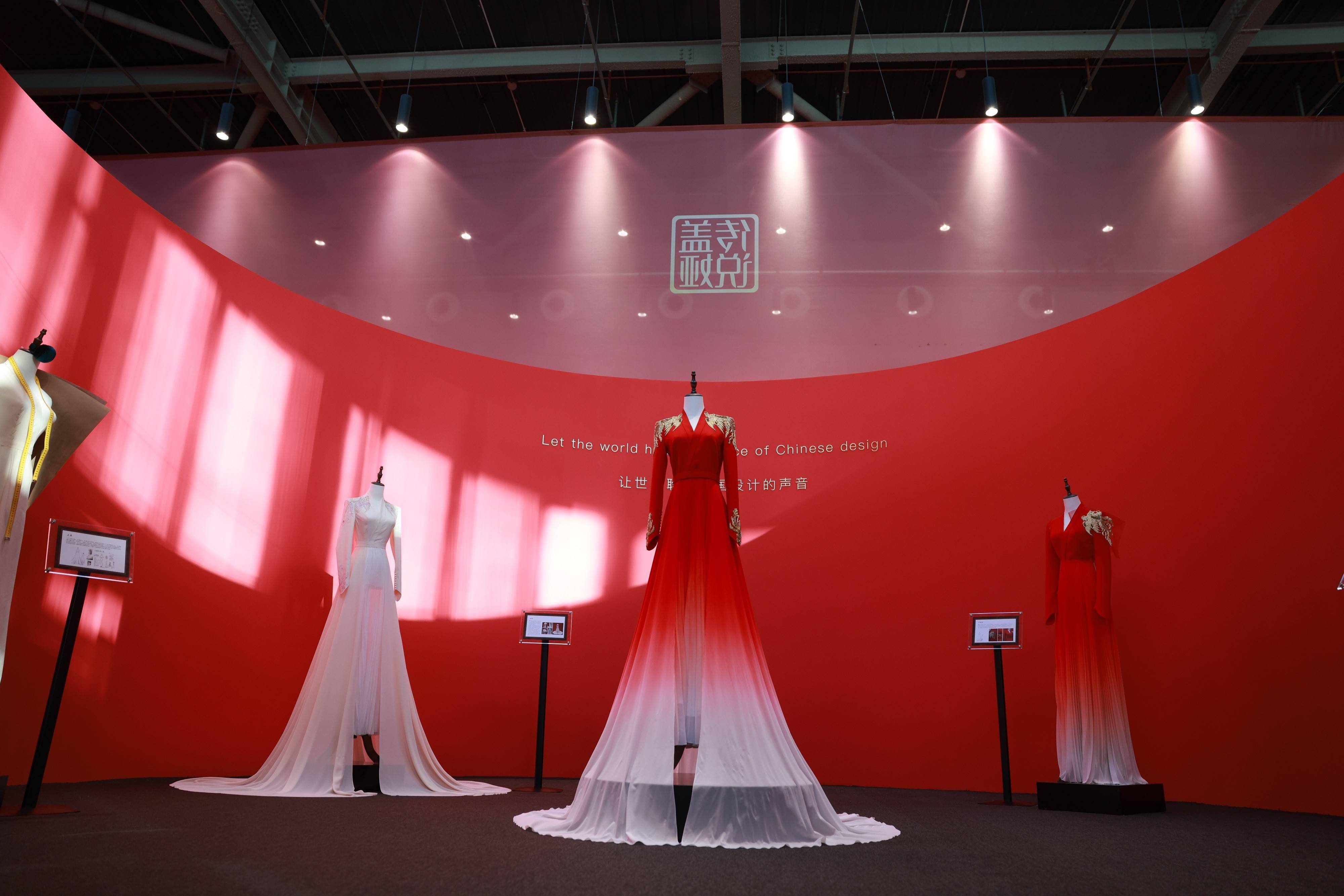 北大夫妇小苏受邀出席盖亚传说秀裳十年服饰大展,花皙蔻与盖娅传说