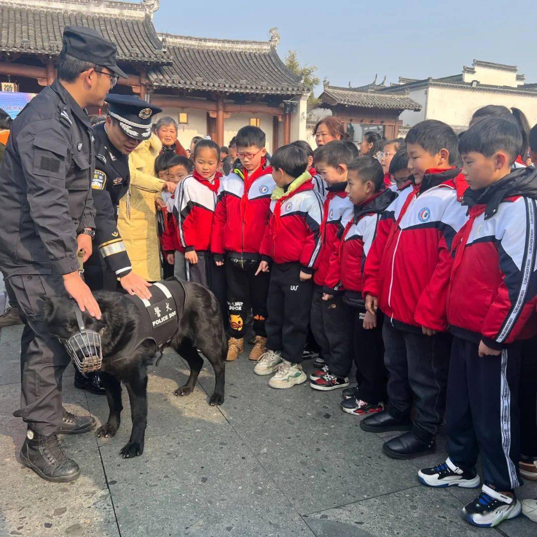 黄山少年行 | 歙县城关小学:警察节,"红领巾"致敬人民警察