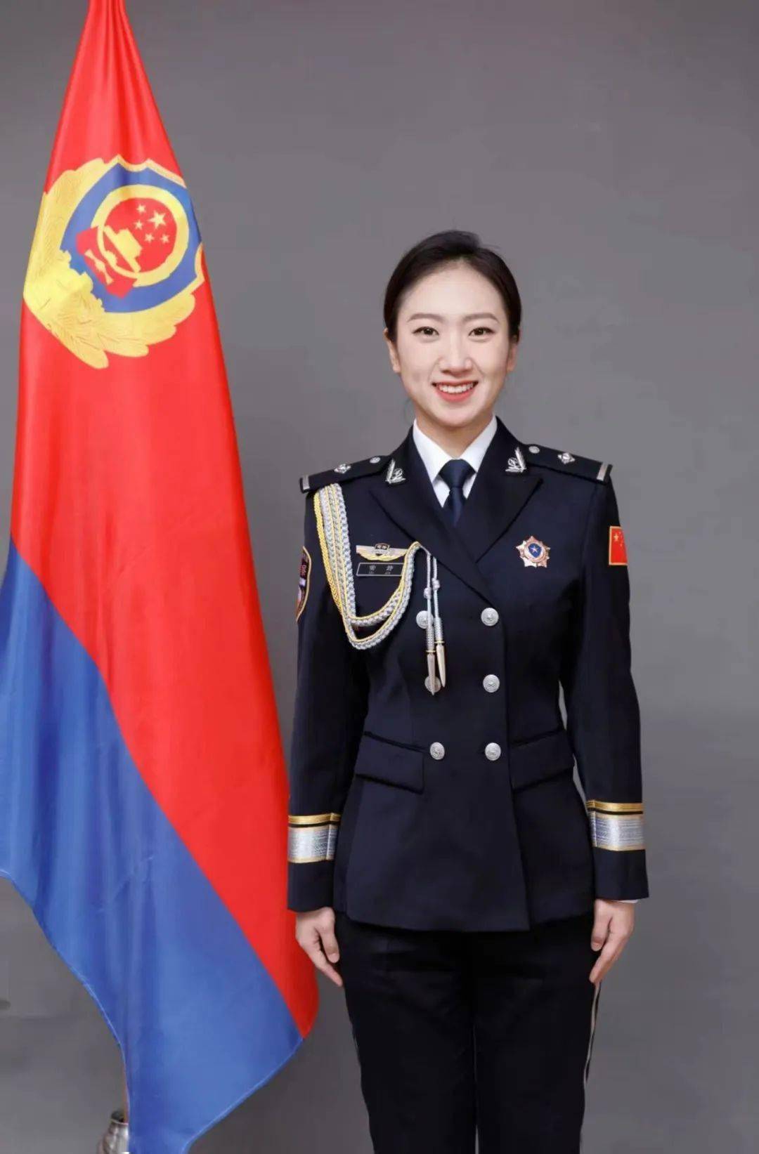 我与警旗同框 定格最美"警"色_人民_正义_警徽
