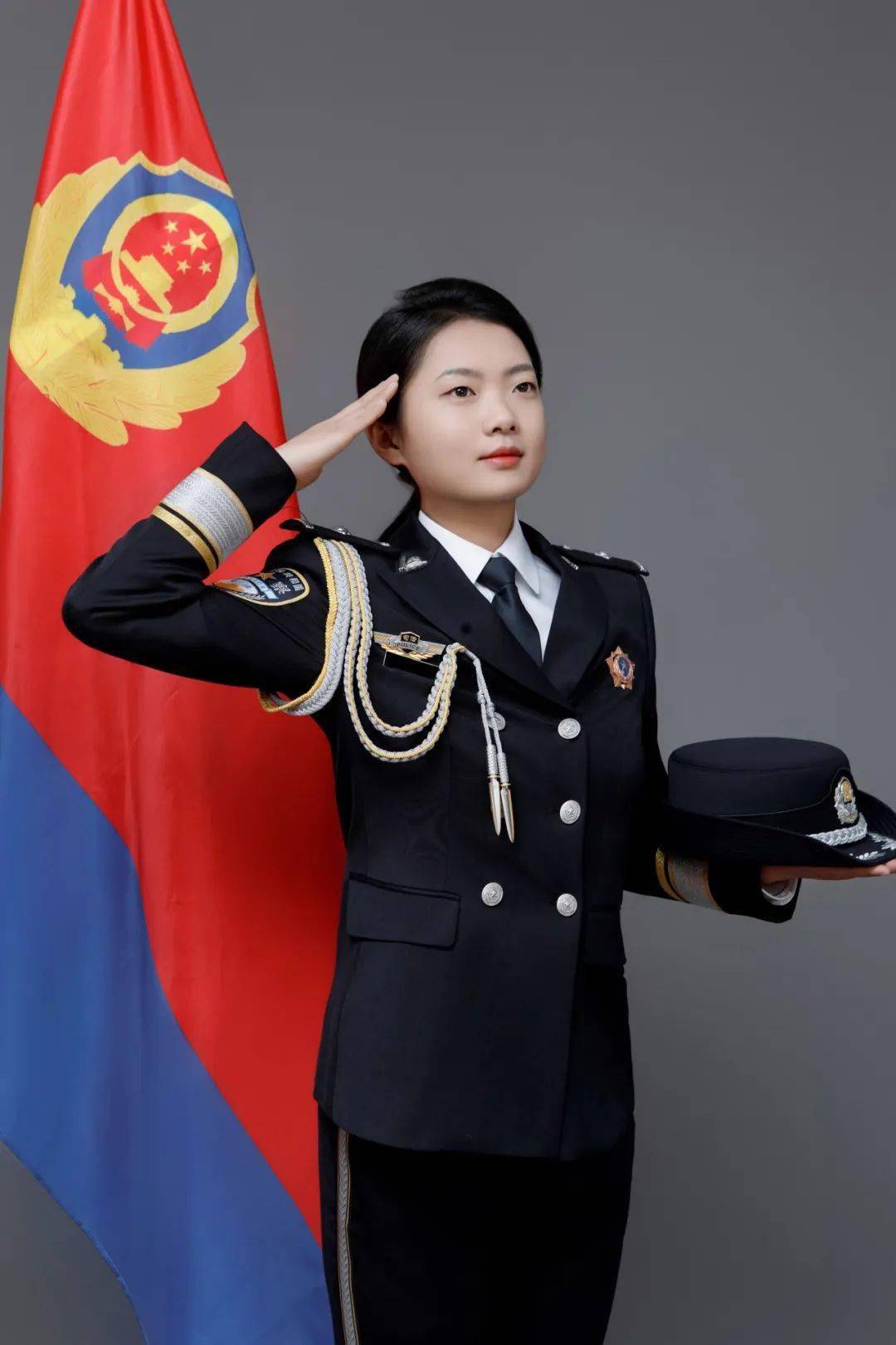 我与警旗同框 定格最美"警"色_人民_正义_警徽