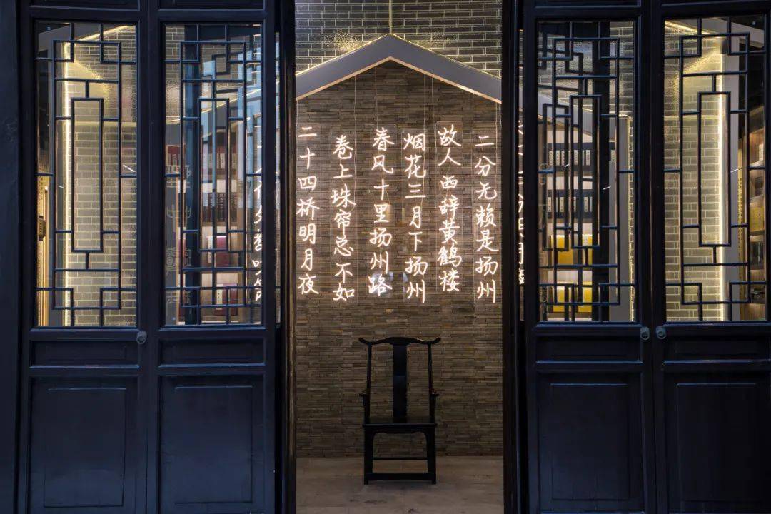 逛完第一进,回首一看唯美的框景艺术呈现在眼前古朴的木门成为了画框