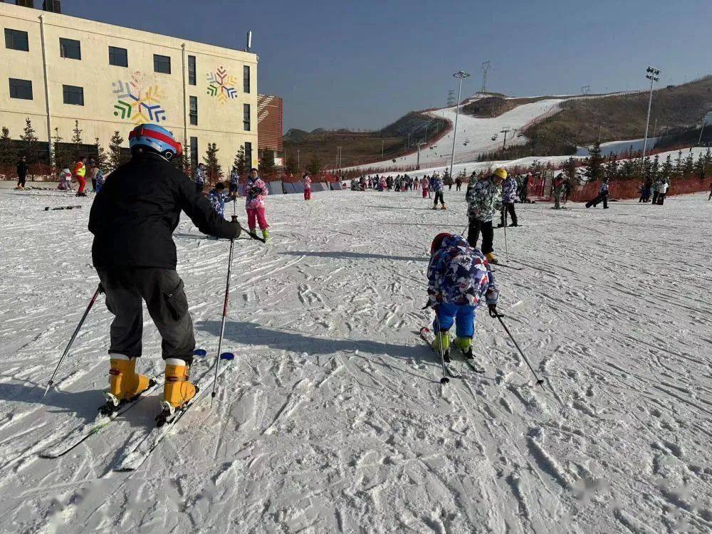 兰州龙山国际滑雪场教练员马骥介绍,寒假一到,学习滑雪的低龄阶段儿童