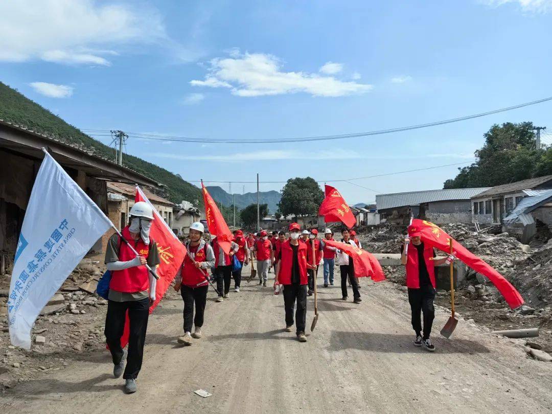 志願青年突擊隊,在抗澇救災期間迅速組織30多支志願青年隊伍共500多人