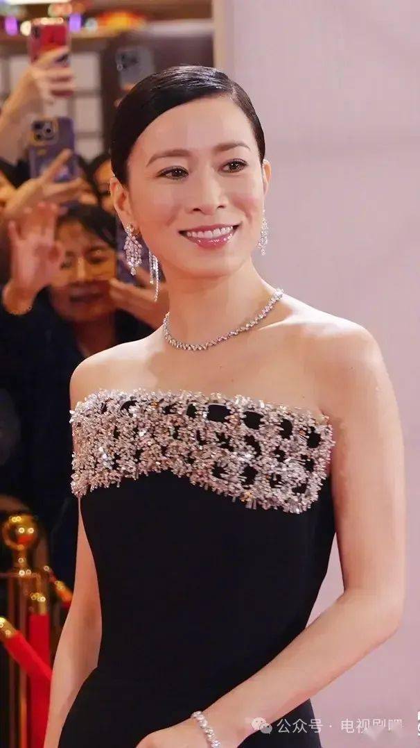 佘诗曼穿黑色裙走红毯 歪头微笑尽显港式优雅