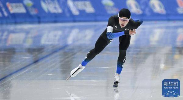 天津队选手杨滨瑜在比赛中冲刺.↑河北队选手黄余琳在比赛中.