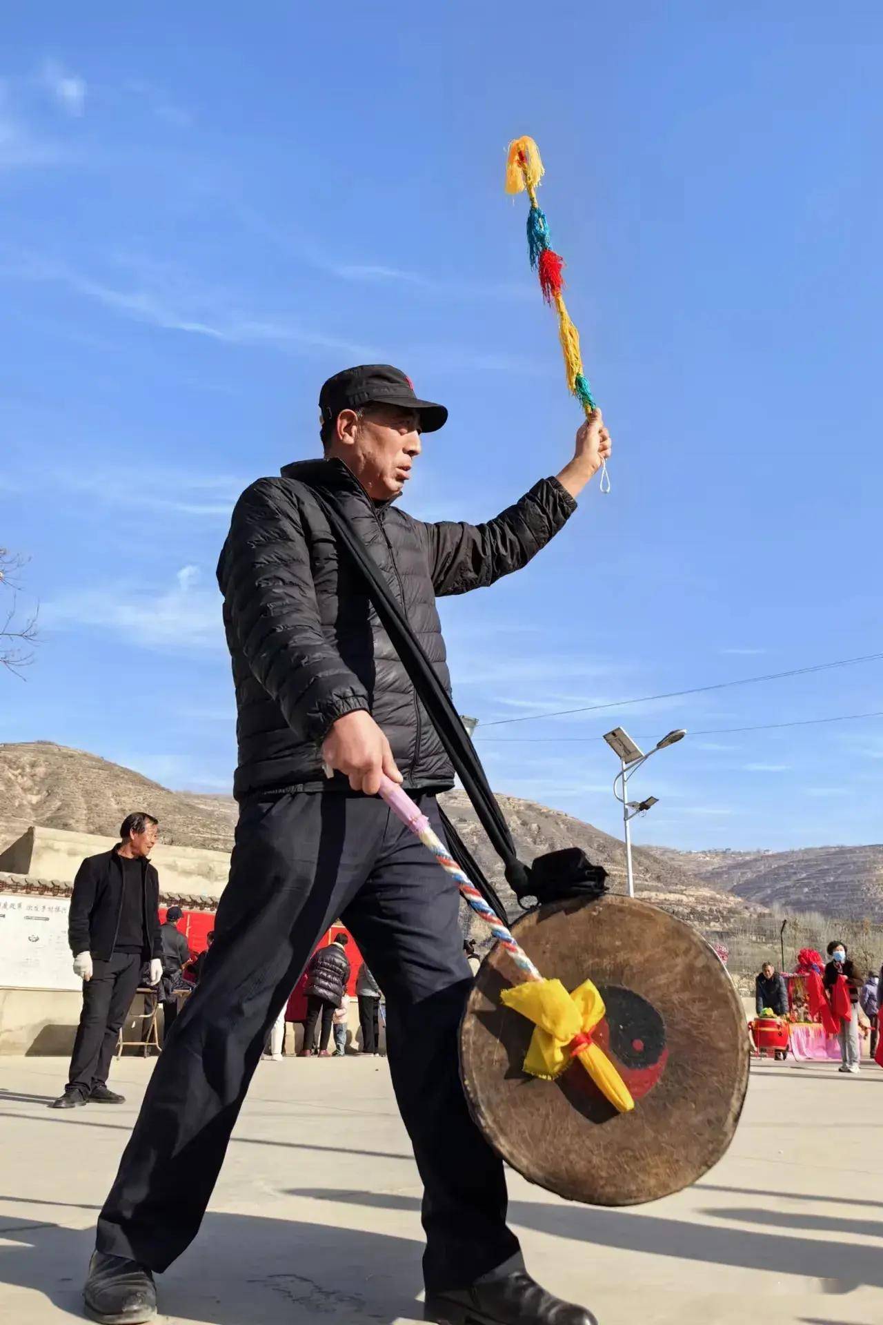 这种打法非常震撼,充分挖掘了当地民间独特的表演形式,突出了阿干河