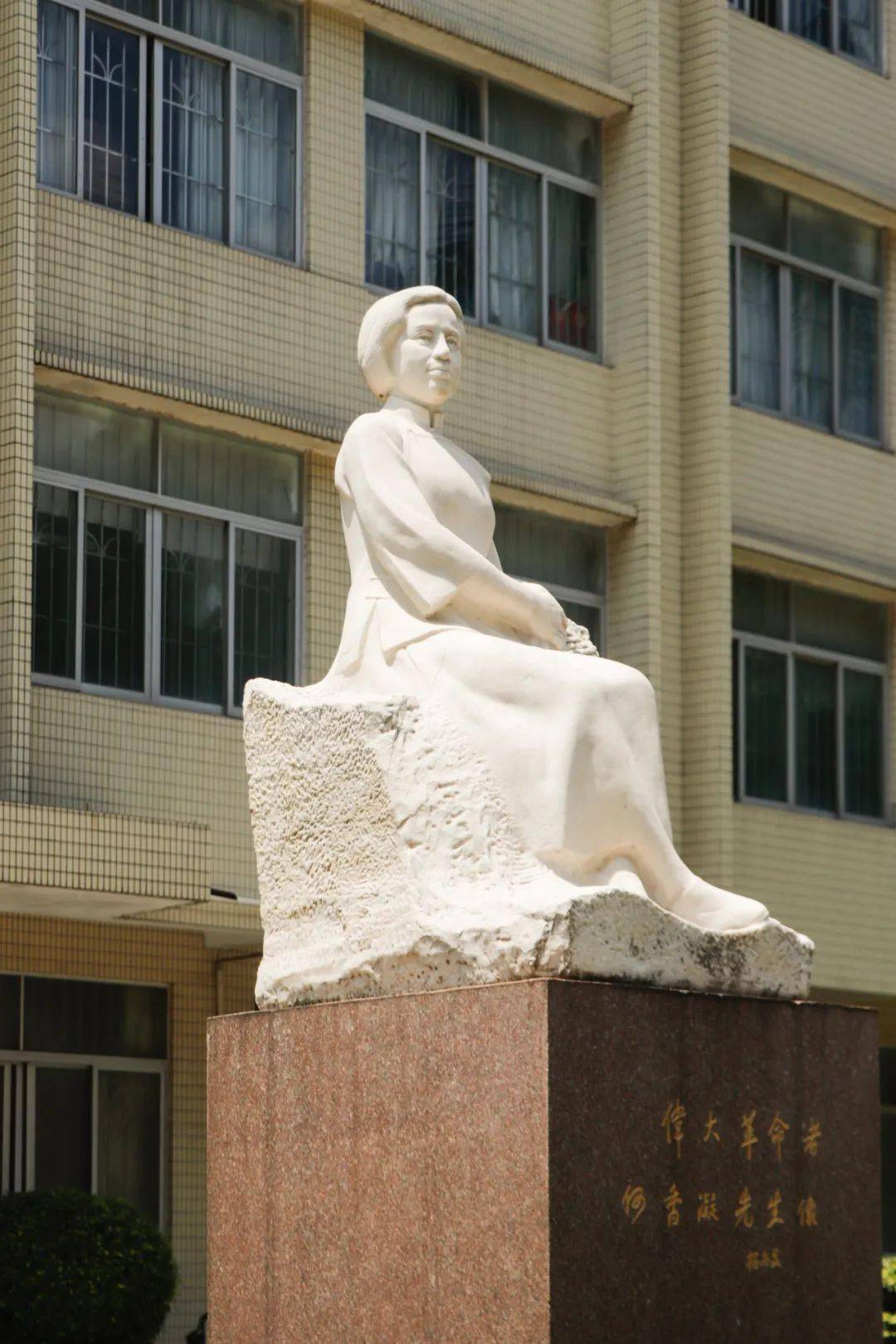 内心的波澜壮阔正共同见证蕴藏的精神之美仰望廖仲恺先生像与何香凝