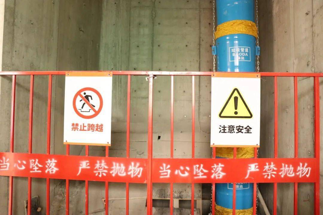 化施工电梯防护门定型化安全通道附着式爬升脚手架项目坚持安全发展