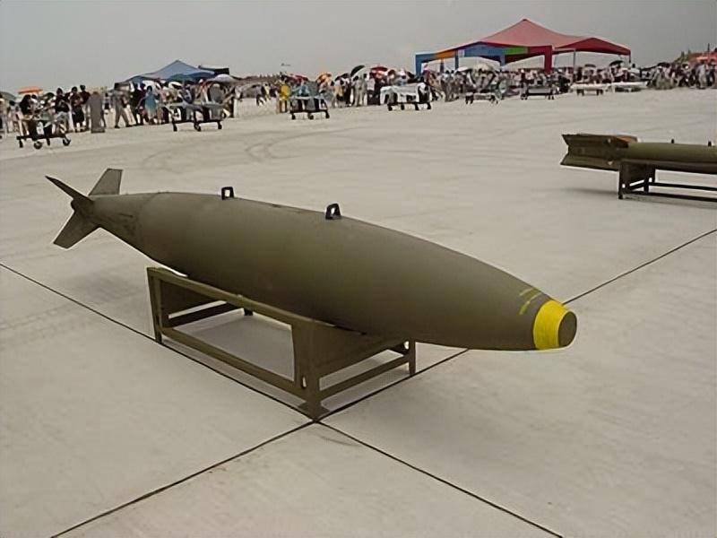 航弹凌空爆炸的关键事物实际上是它:很多人在回复中说这是温压弹,核弹