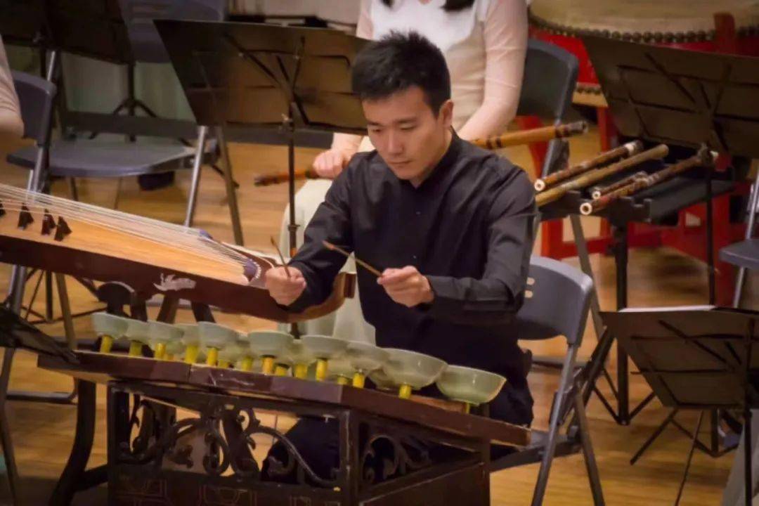 1969年3月出生,中共党员,籍贯浙江慈溪,慈溪市新浦镇女企业家协会会长