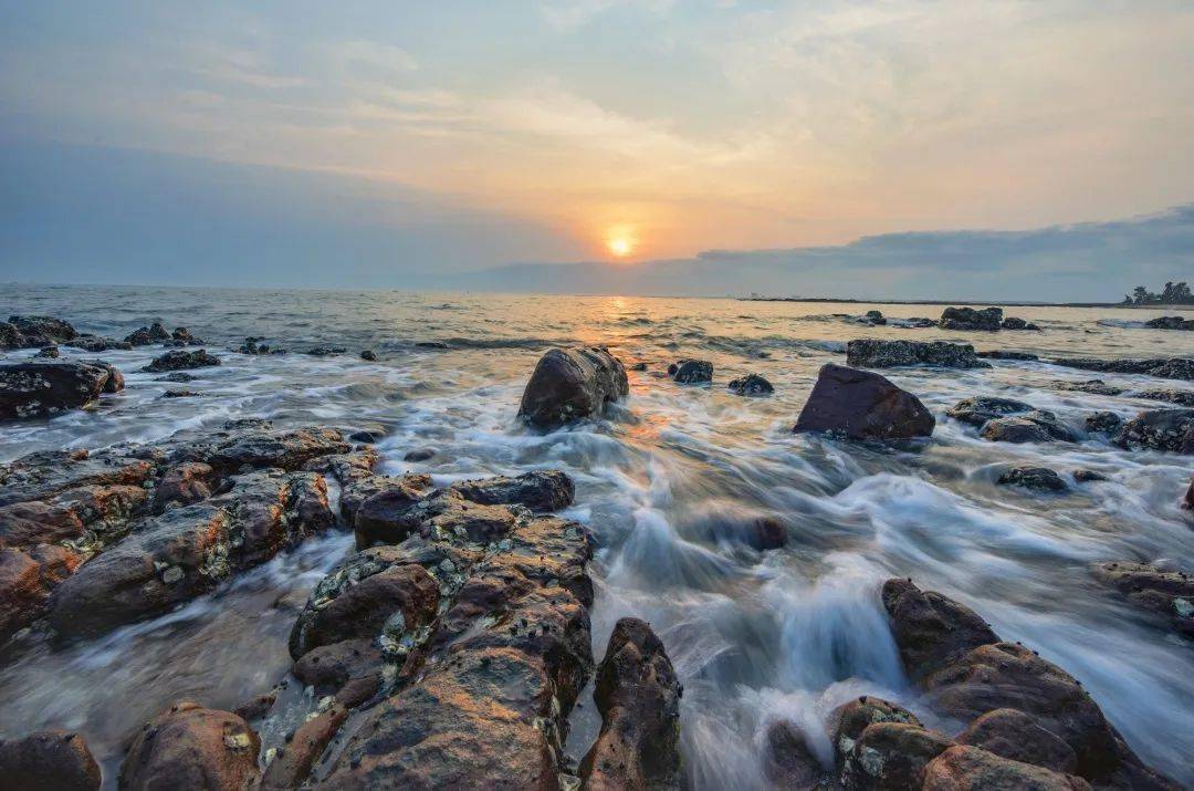 江山半岛旅游度假区分布着白浪滩(国家aaaa级旅游景区),怪石滩,白沙湾