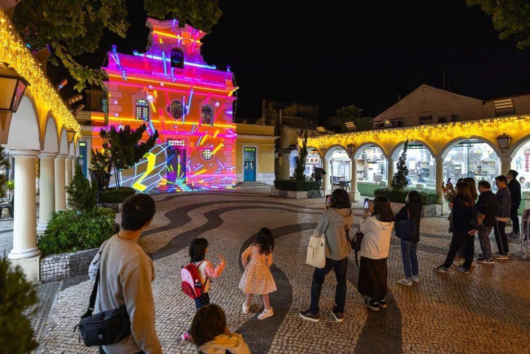 这是香港历年最大规模的"跨年倒数"烟花汇演;在澳门,"2023幻彩耀濠江