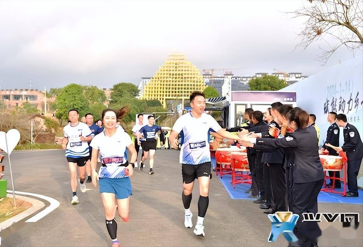 随着发令枪声响起,选手们竞相冲出起跑线,沿马拉松赛道一路奔跑,从