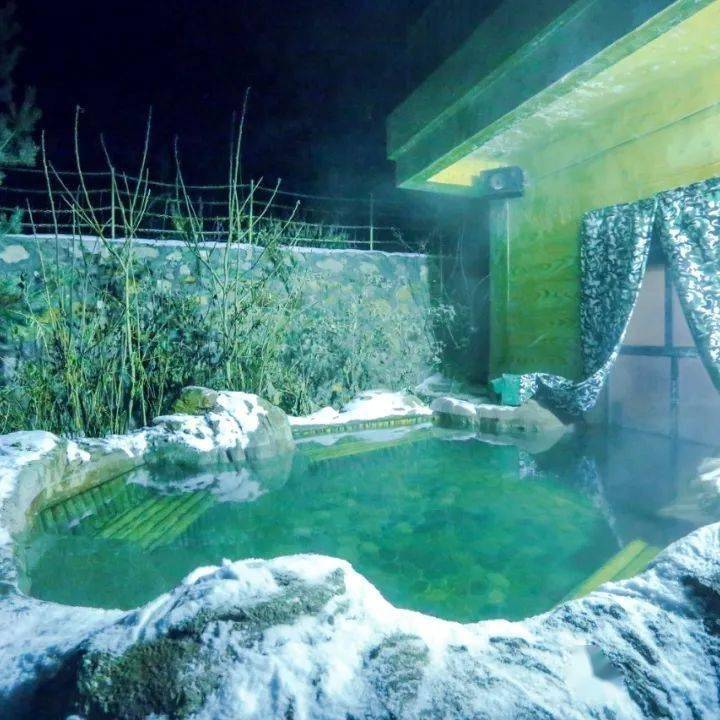 阿拉山温泉迎接2024最后再到阿拉山温泉,可以泡着温泉欣赏雪景,把游玩