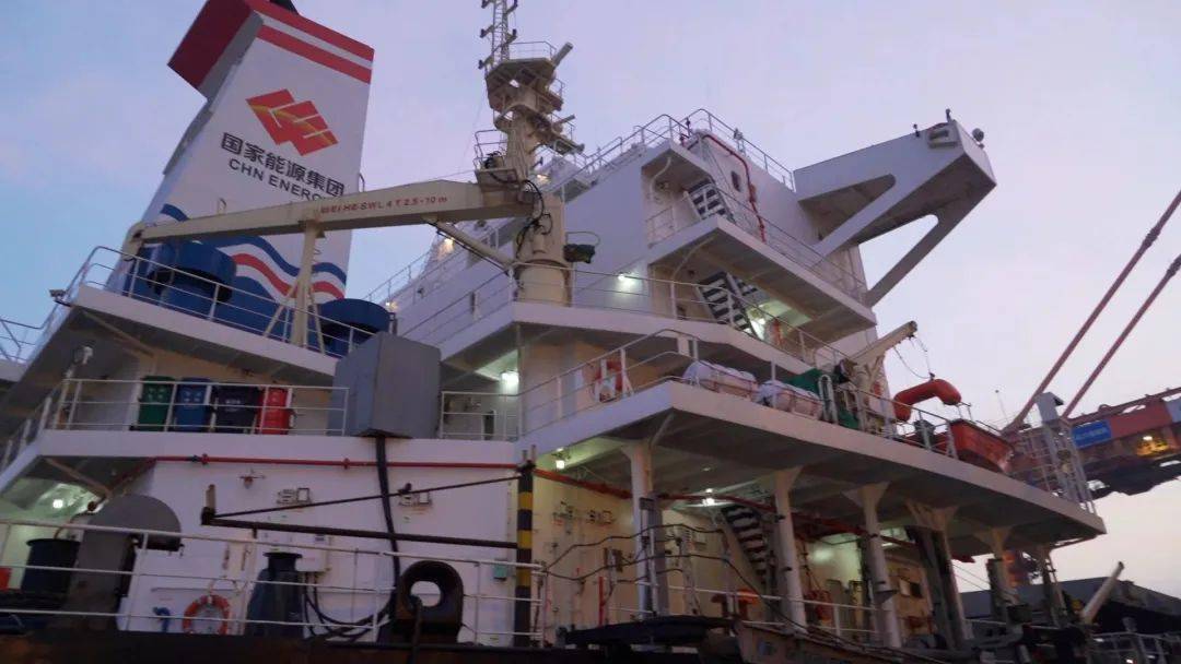 图为等待装船的靠港船舶.