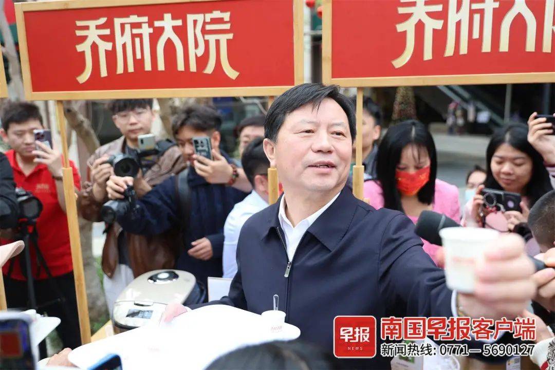 五常市委书记杜平向南宁市民介绍五常大米的烹饪方法.