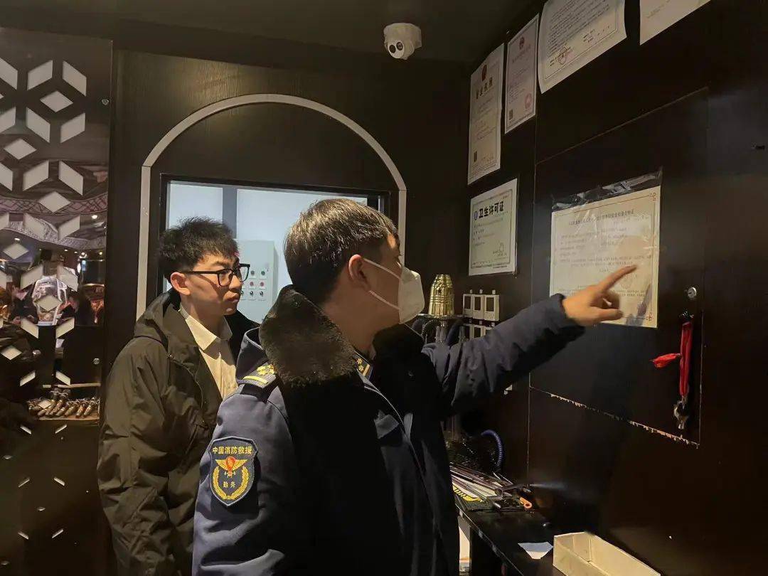 疏散通道是否保持畅通,消控室人员在岗值班是否持证上岗等情况,并随机
