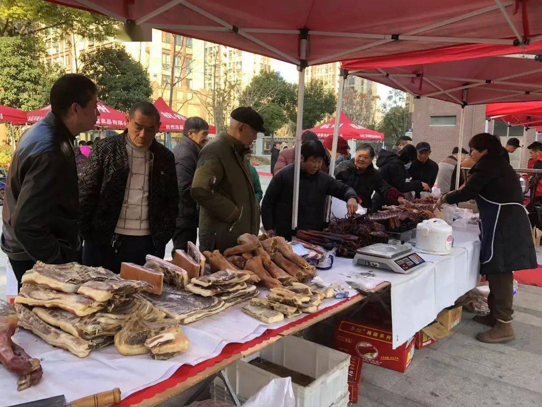 喜迎龙年,童心送福由辖区内的明月江南湘云雅苑幼儿园的小朋友们准备