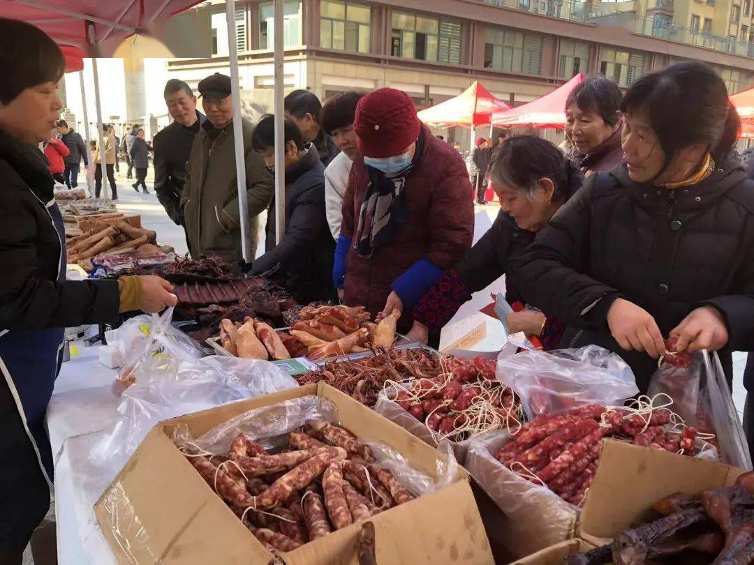 喜迎龙年,童心送福由辖区内的明月江南湘云雅苑幼儿园的小朋友们准备