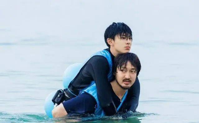 王鹤棣爸爸依然为串串店忙前忙后,骑着小电驴去进货.