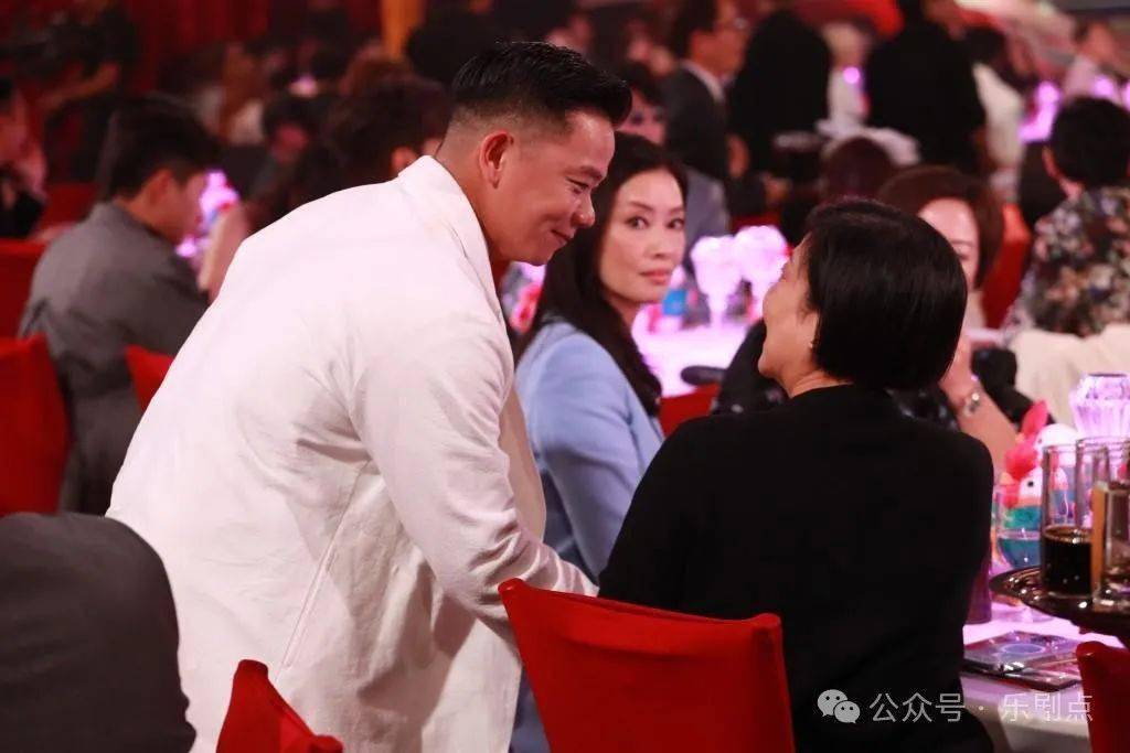 高海宁跪地向高层请安,黄宗泽四处应酬不停喝酒_佘诗曼_林子善_陈豪