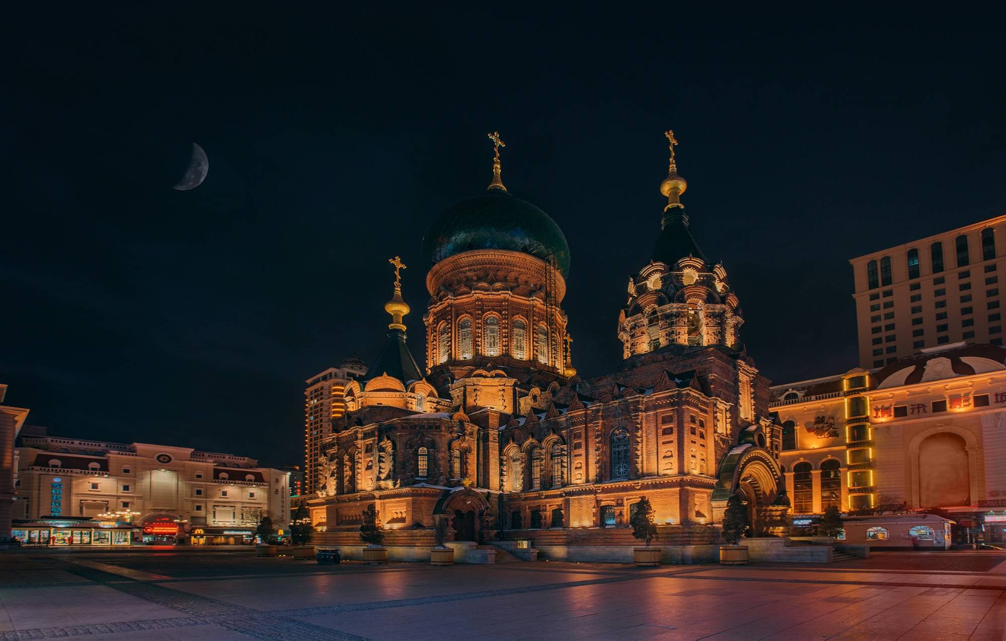 1932年落成,是拜占庭式建筑风格的东正教教堂,哈尔滨市的标志性建筑