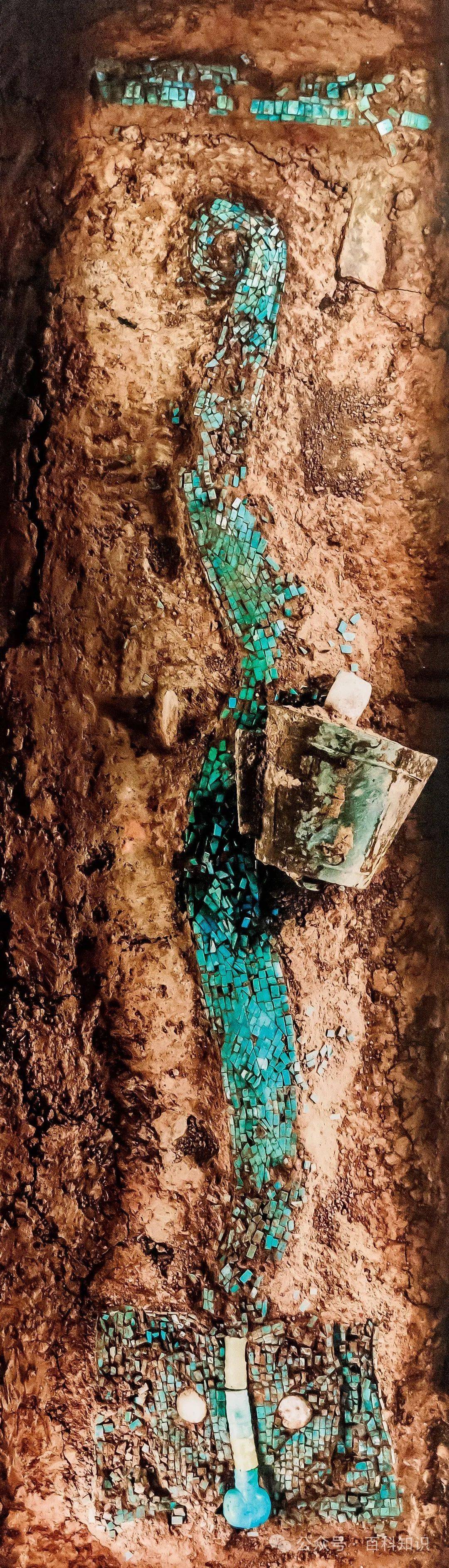 省黄梅县焦墩大溪文化遗址中,考古工作者发现了用河卵石摆塑的龙形