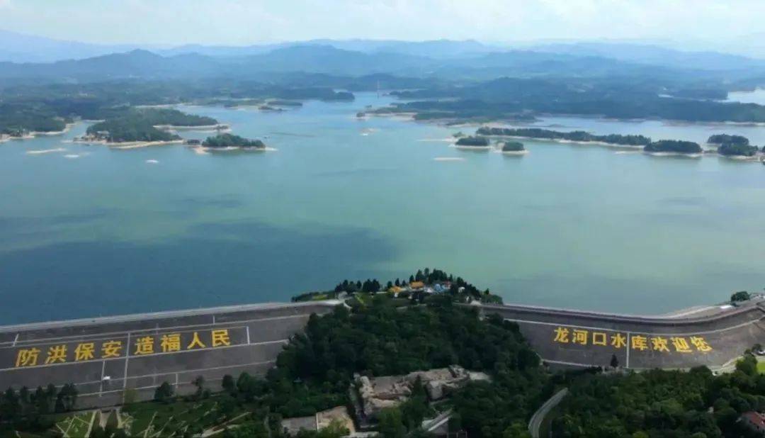 萬佛湖風景區內四周群山環抱,湖水水面開闊一碧萬頃,景色集山,水,泉