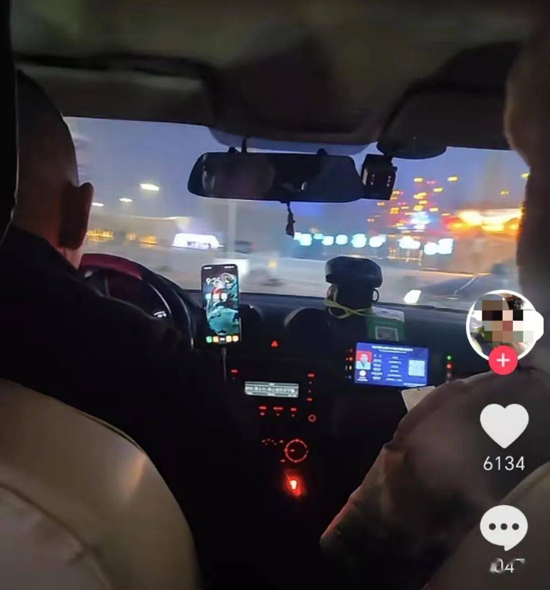 哈尔滨宰人的出租车司机,不就是热搜上丢人现眼的天津包子铺老板吗?