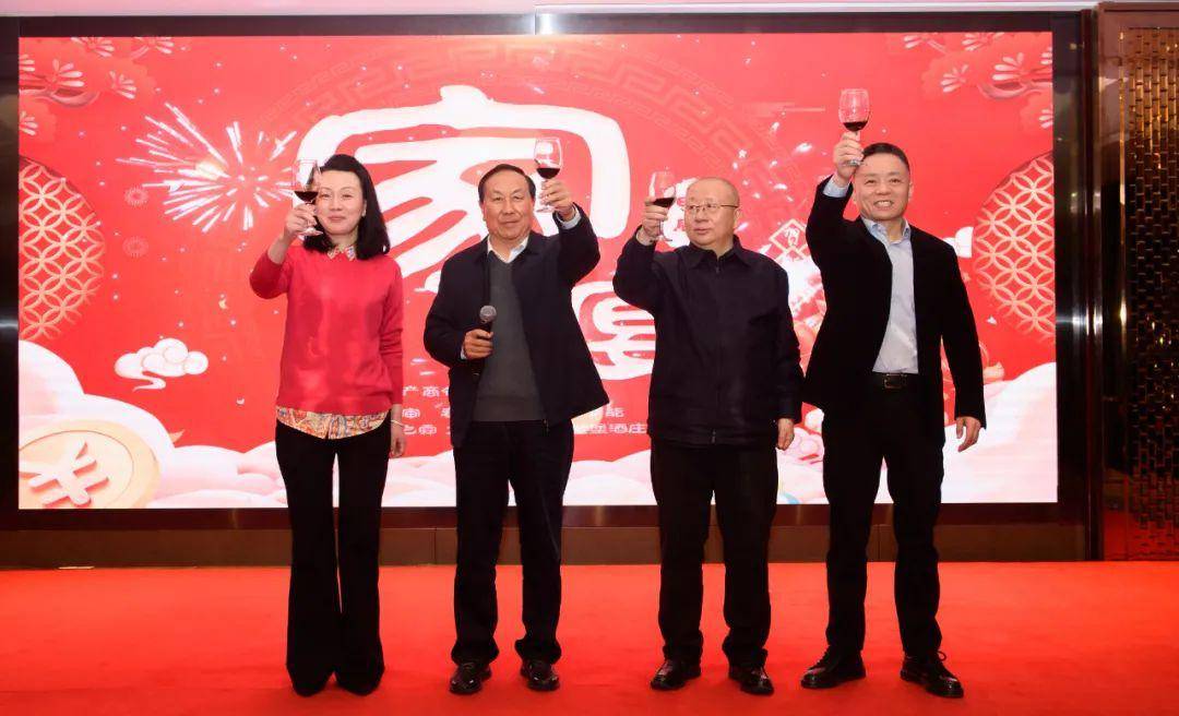 常坤玉执行会长为优秀供应企业颁发荣誉证书▲赵建生会长为新入会