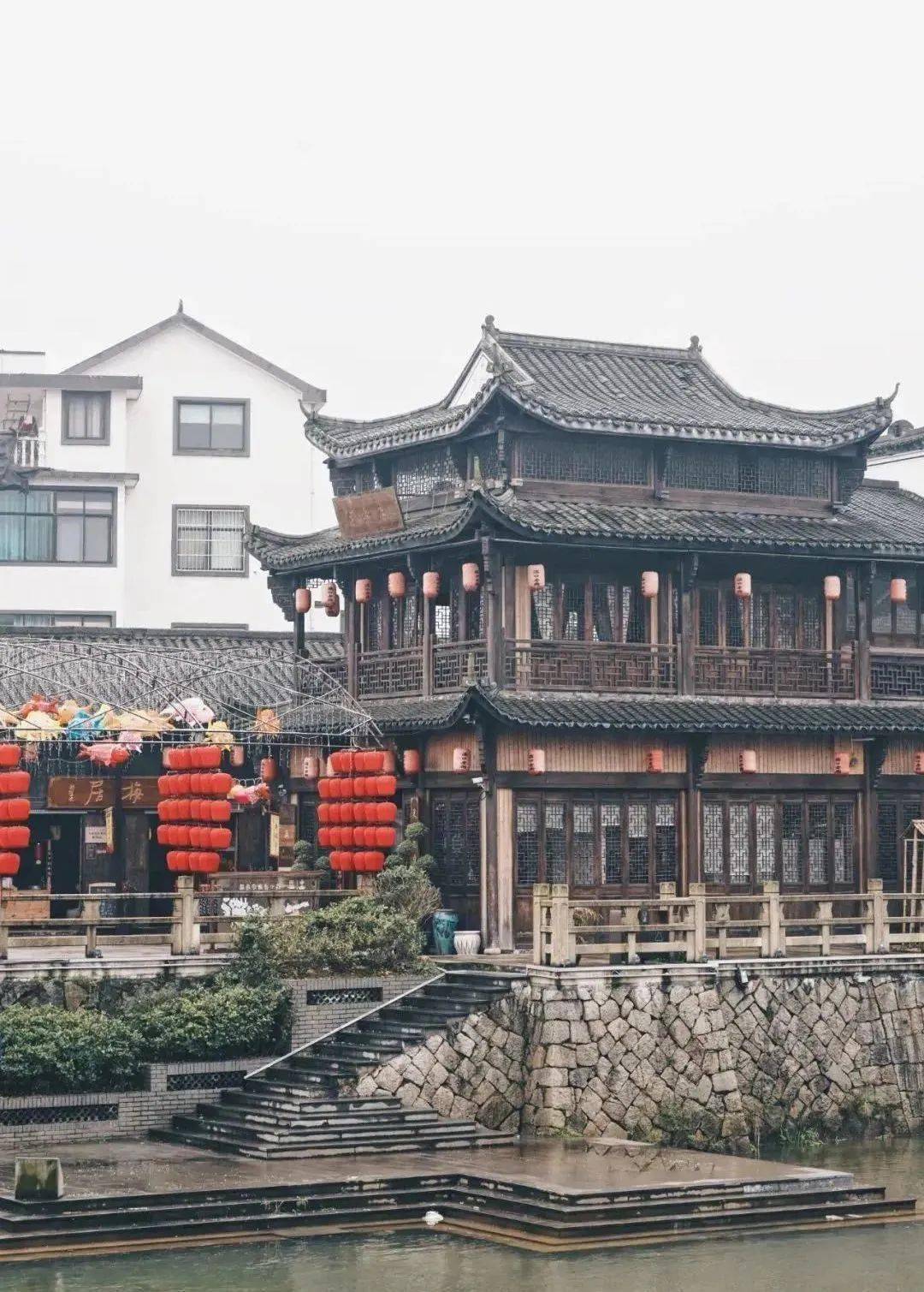 溪口老街位于龙游县溪口镇灵山江畔,镶嵌在山水之间.