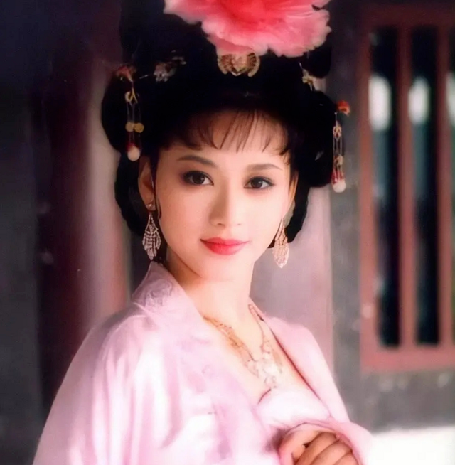 美过刘晓庆,因《武则天》走红,嫁穷小子,因车祸面瘫后成女老板_苗乙乙