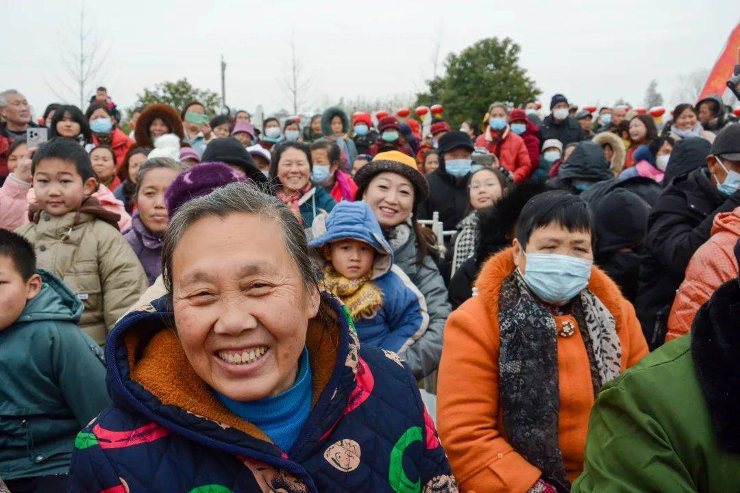 云梦县伍洛镇三湖村披上一层银装,处处张挂着火红的灯笼,锣鼓声回响不