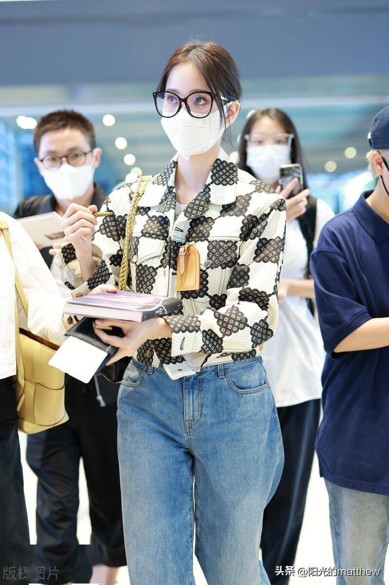 欧阳娜娜现身上海机场,印花外套酷飒十足_出发