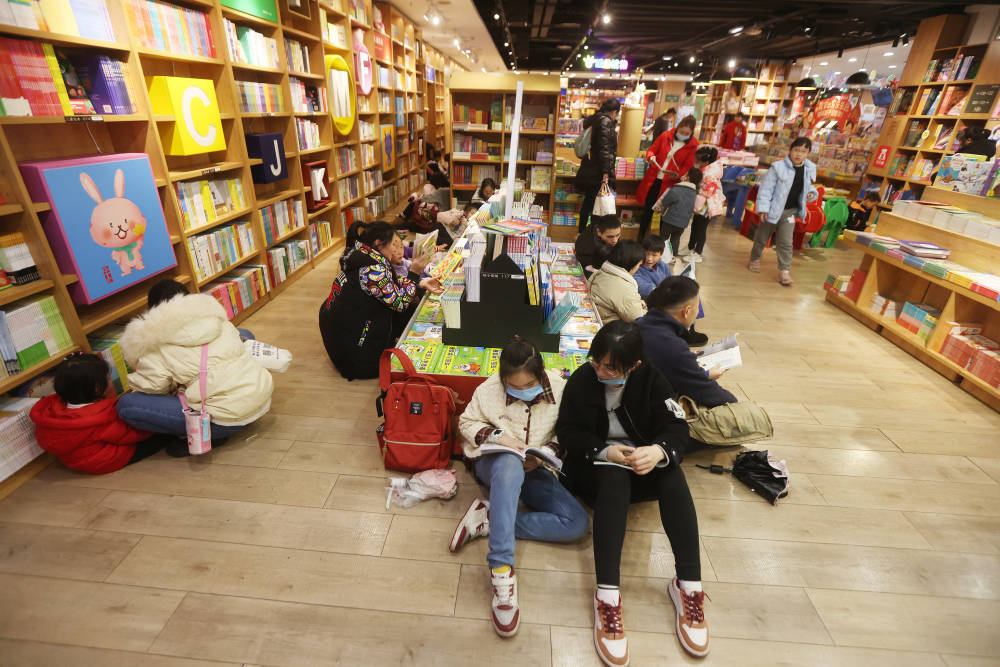 重庆书城好热闹 家长陪读成风景