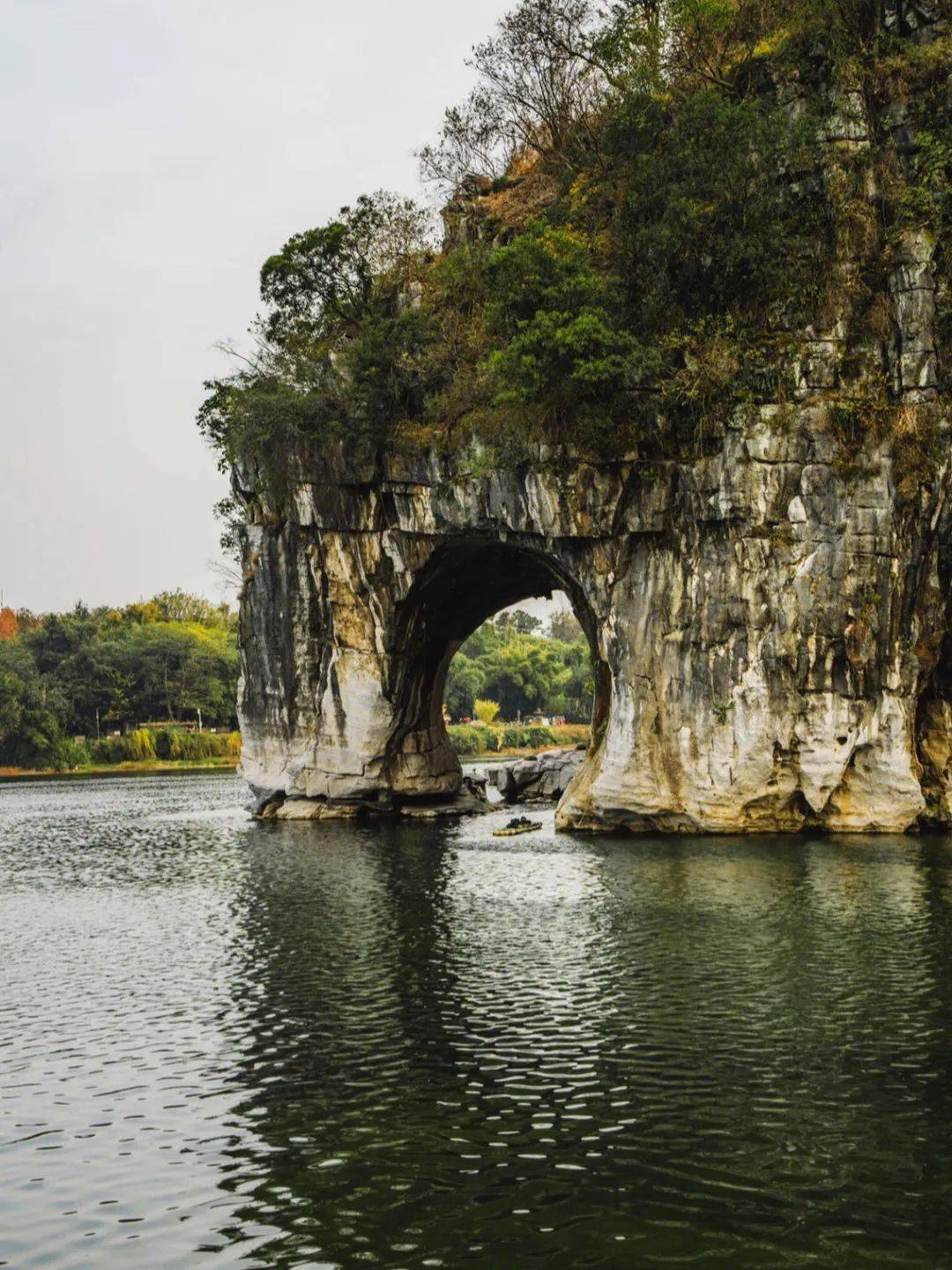 象鼻山位于漓江与桃花江的汇流处,在流水的溶蚀作用下,自然雕琢出奇妙