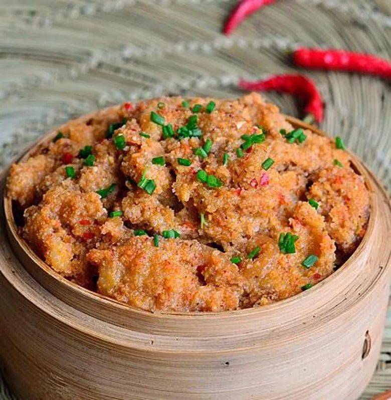 粉蒸肉一,原料:带皮五花肉500克,粉蒸肉米粉150克,酱油50克,甜面酱30