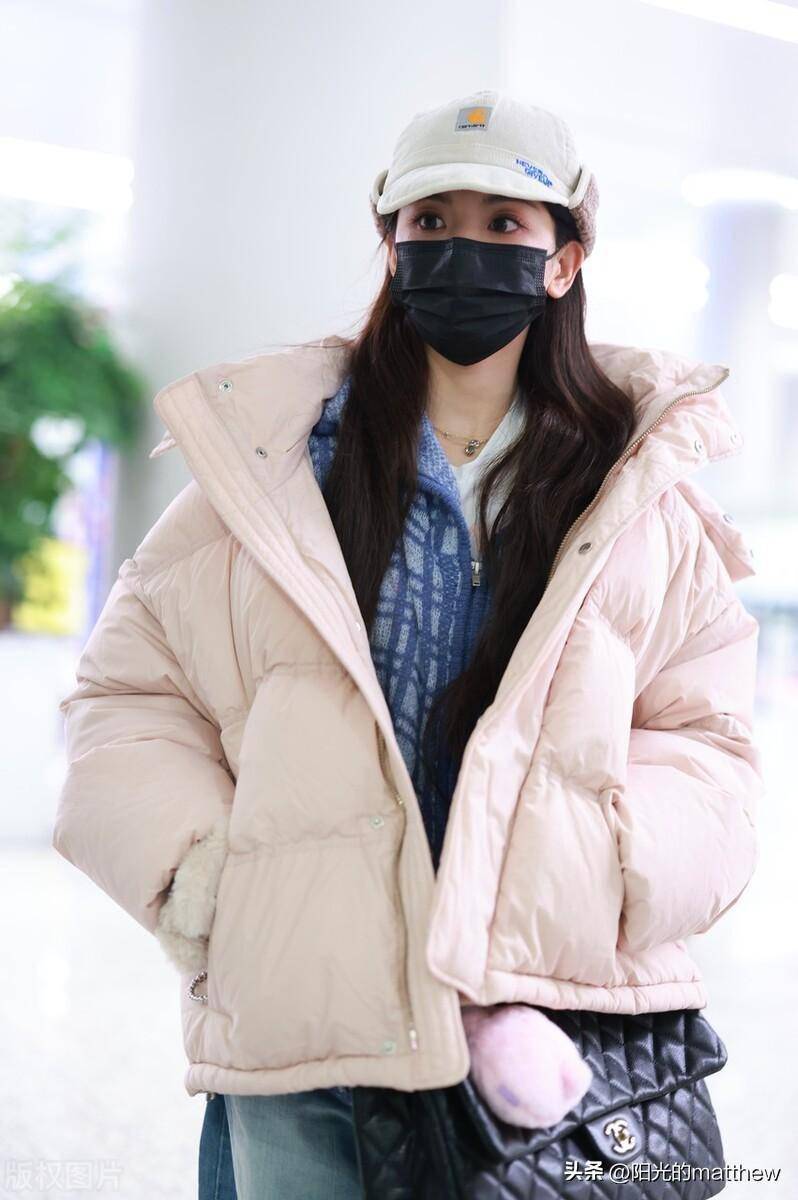 杨超越现身上海机场,粉色羽绒服搭配牛仔裤时尚甜酷