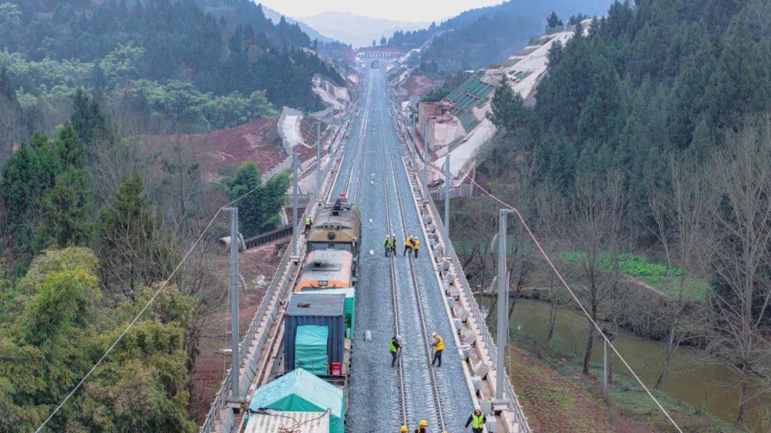巴南高铁正线铺轨完成_巴中_南充_四川