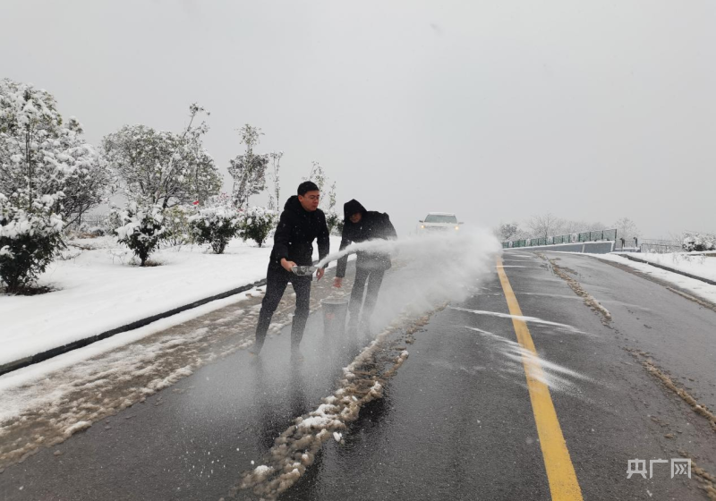 黨員幹部撒鹽除雪(曾海波 供圖)1月23日,機關黨員幹部們又整裝待發